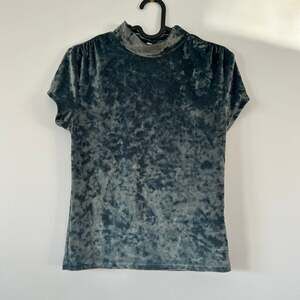 A New Day Crushed Velvet Size S Gray Short Sleeve Mock Neck Ruched ShoulderD43